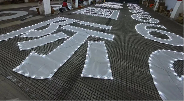 大樓外墻掛網發(fā)光字