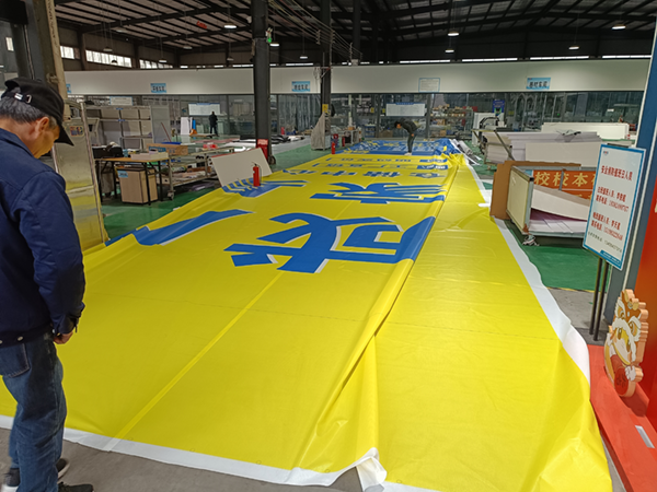 網格布噴繪效果怎么樣？制作工藝要點核心優(yōu)勢